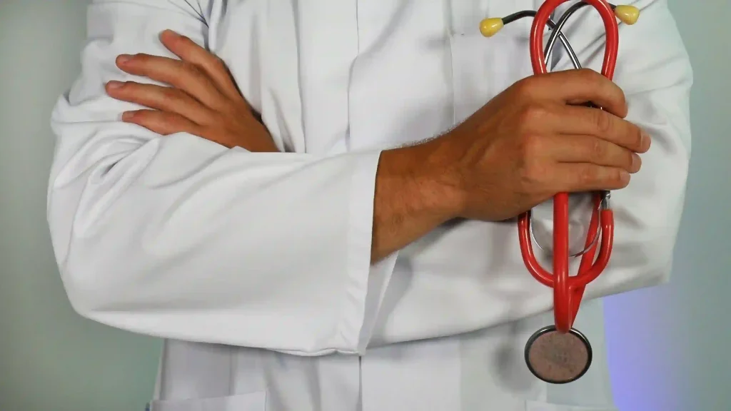 médecin traitant avec un stéthoscope dans la main gauche